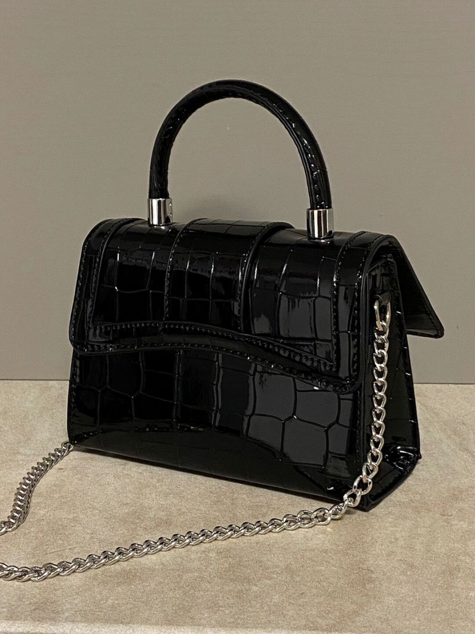 漆皮的包包真的每次都能惊艳到我 光泽感十足 高级显贵又日常百搭