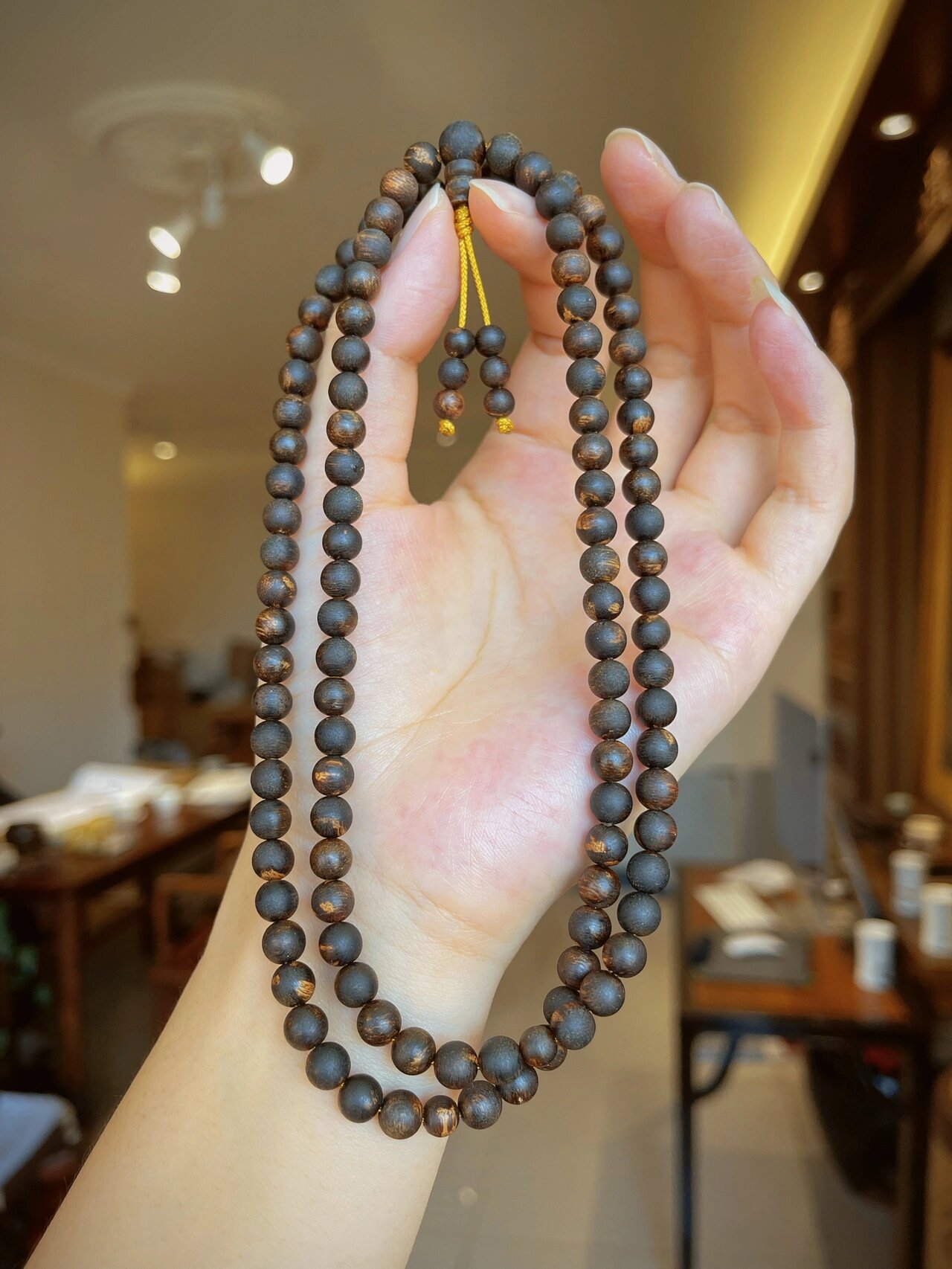 沉香区别于其它材质的一些文玩, 比如:菩提子,核桃,橄榄核等, 这些