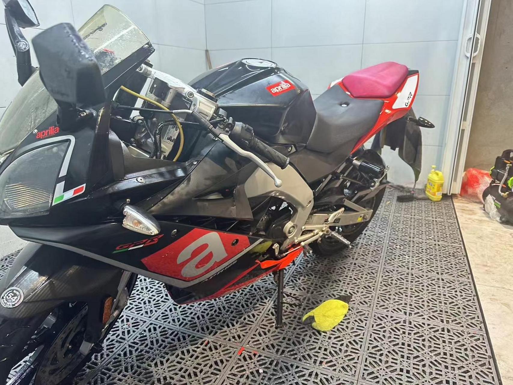 17年阿普利亚gpr125,手续齐全,一万公里,车况精品,成色小瑕疵,一口价