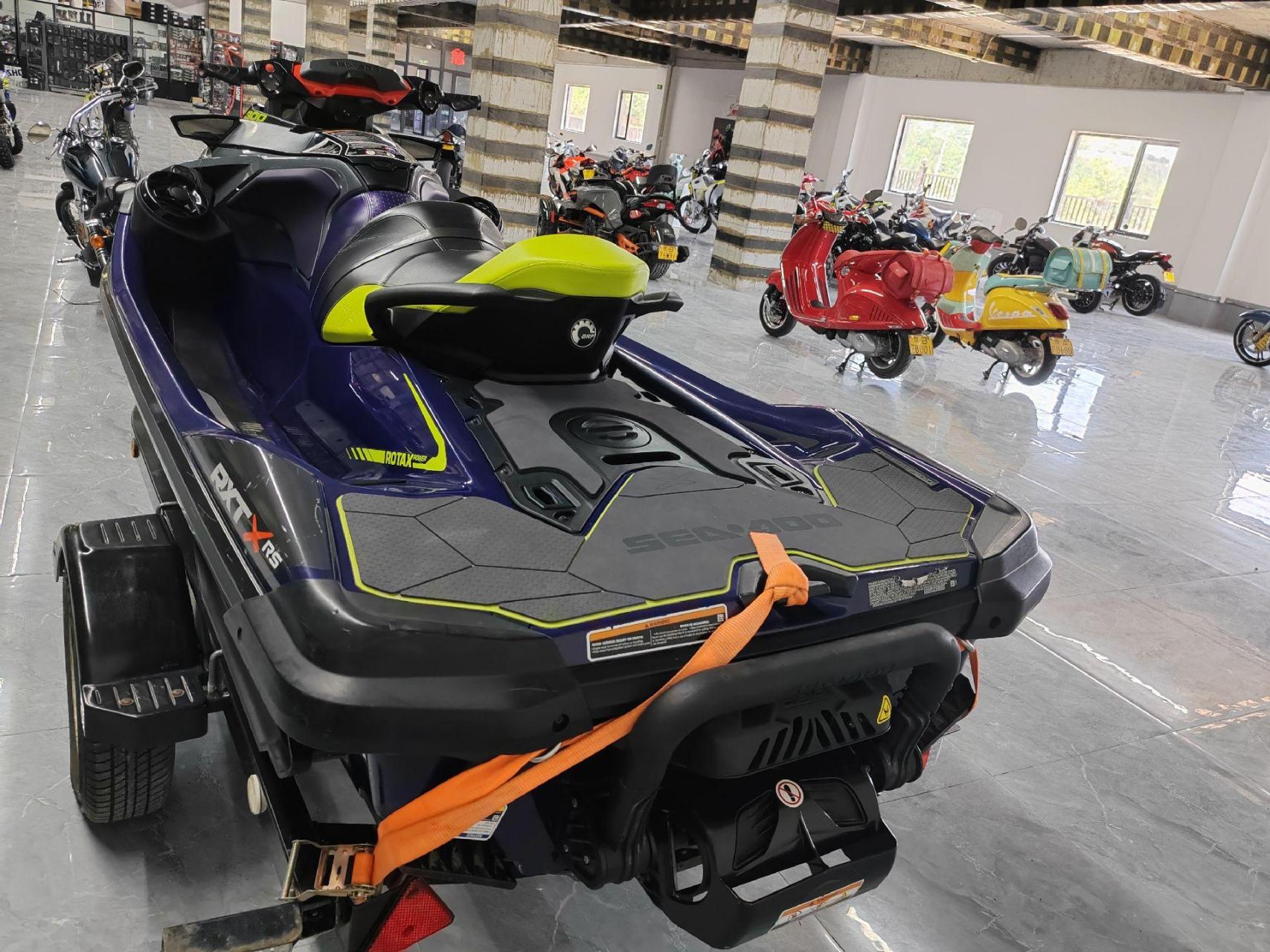 庞巴迪sea400摩托艇.