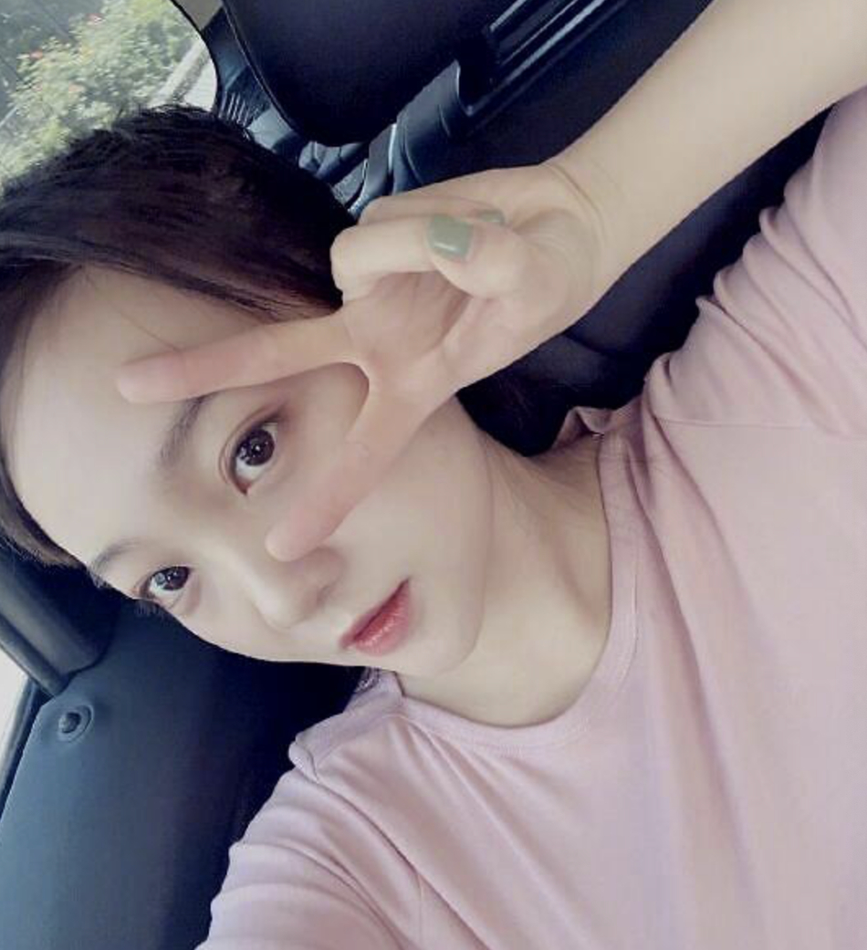 【21岁林妙可皮肤白皙妆容精致】日前,一组林妙可的近照曝光.