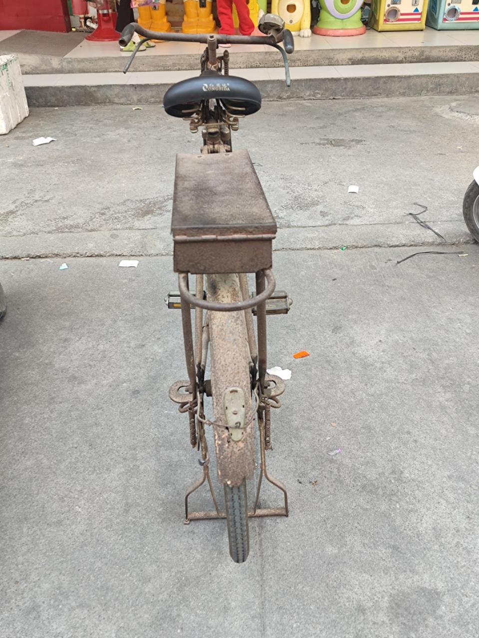 老式28寸带铁盒凤凰双杠自行车了