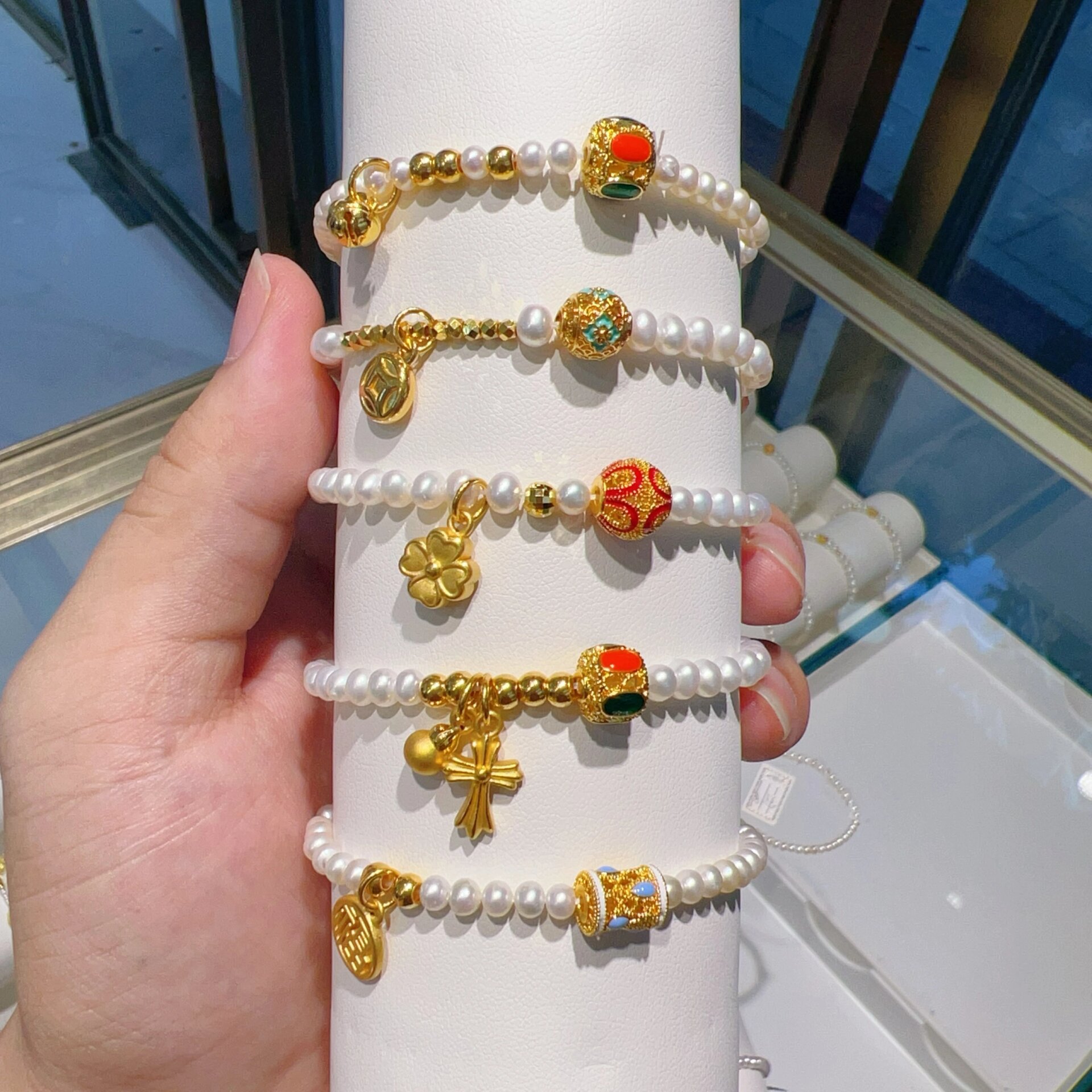 伟德国际黄金吊坠女款最新款闪耀夺目！最新款黄金女式吊坠让你成为焦点！