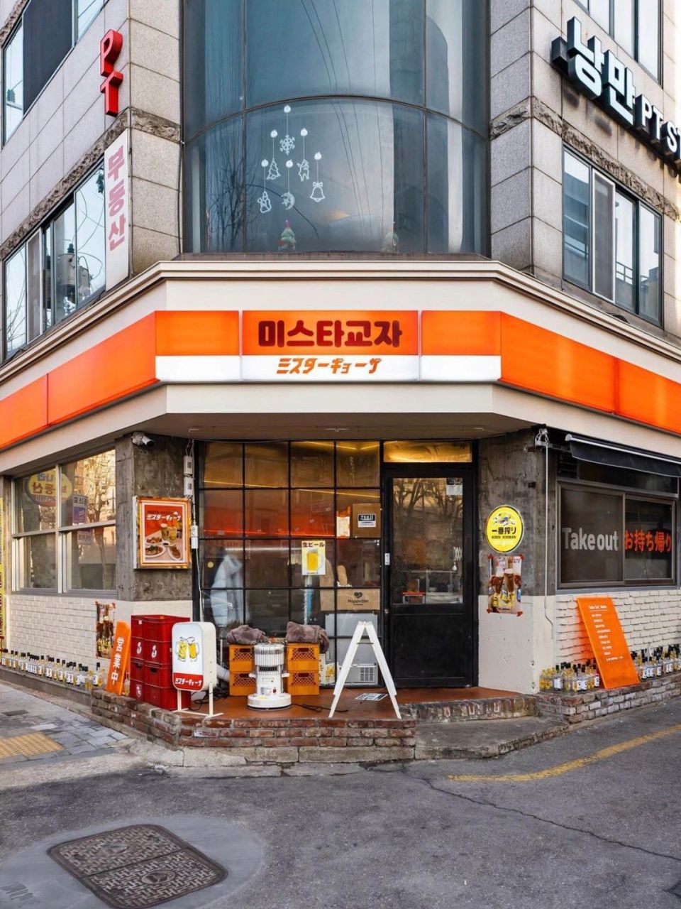 门头作为店铺的第一视觉焦点 不仅在造型上要个性化 对于门头的