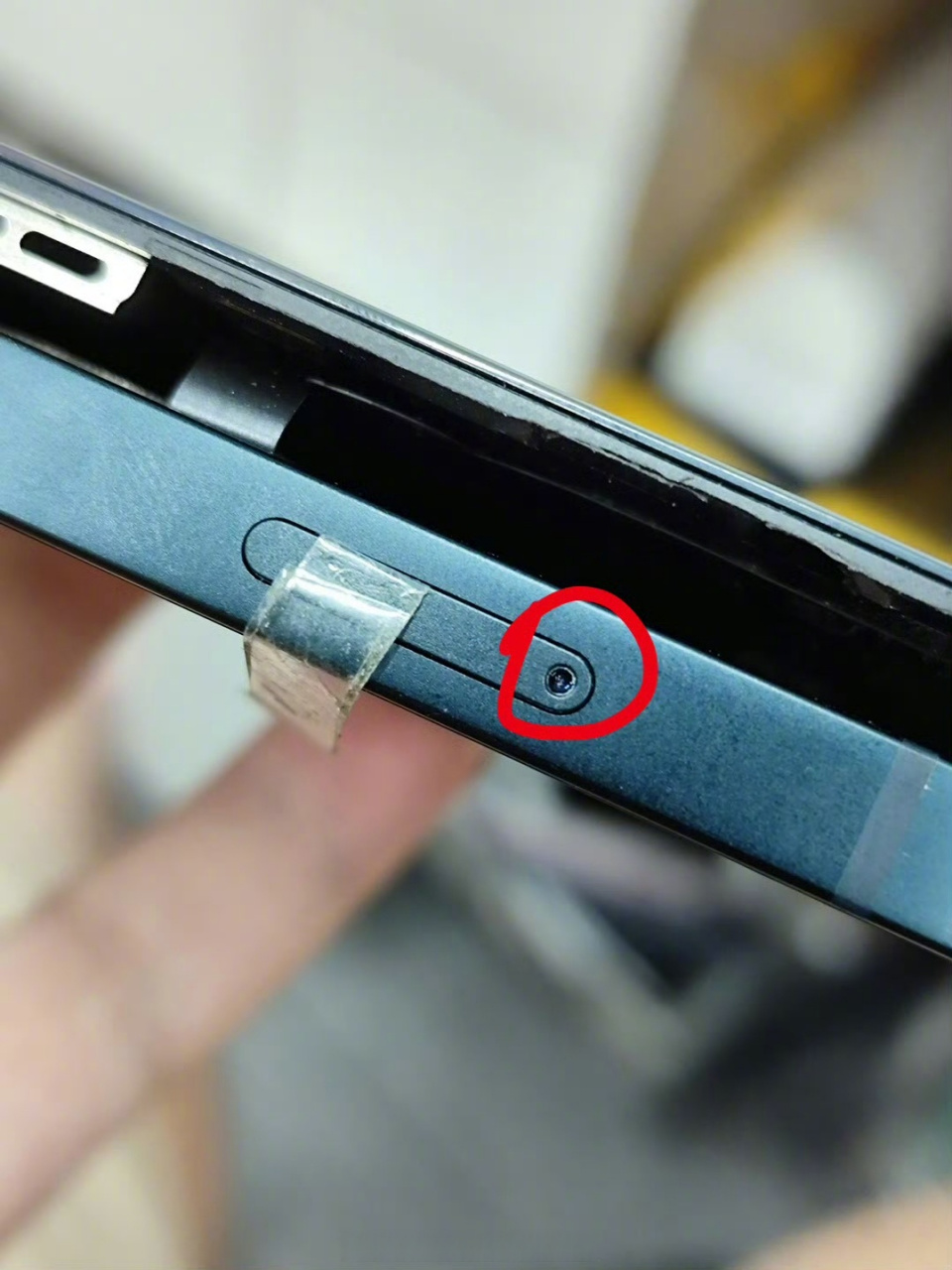 你以为前后摄像头没对着你就没事了?