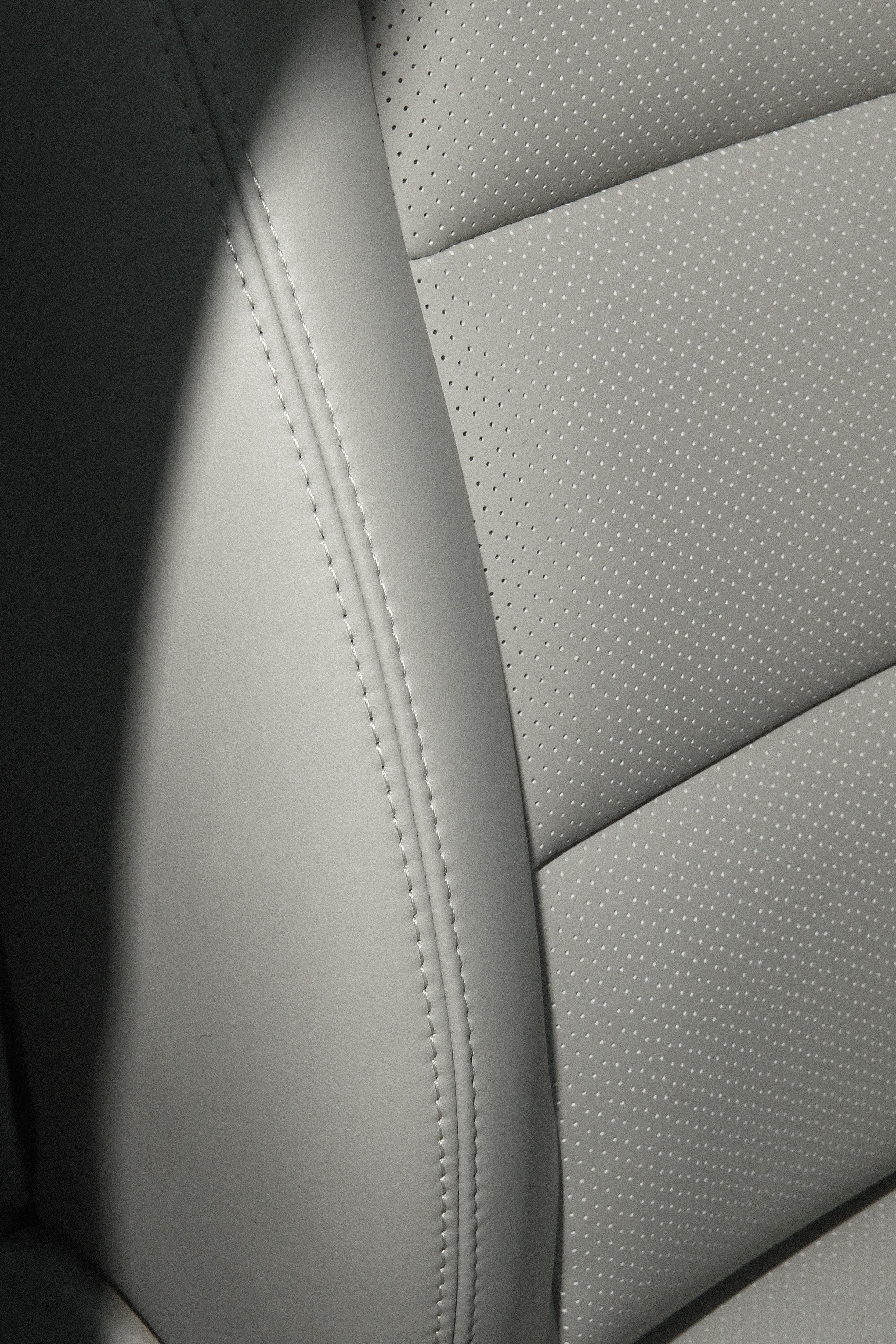 原厂灰配色方案,座椅一比一还原,车顶翻毛皮包覆,连 abc 柱也不放过!