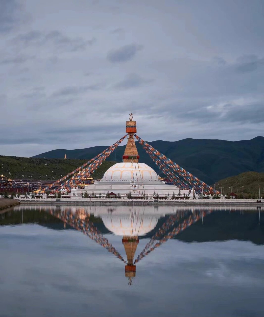 佐钦寺的所在地海拔高约4000米,是德格县东北部的一个原始而令人向往