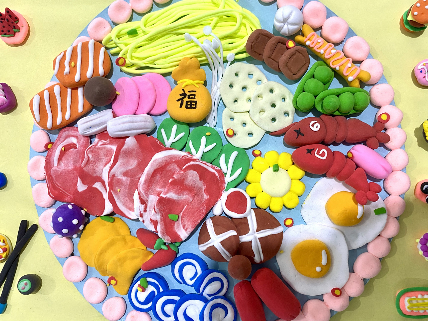 超轻黏土----火锅 大家一起恰火锅 材料:各色超轻黏土,一张卡纸 捏捏