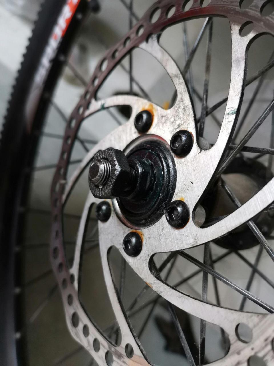 山地车后轮滚珠改轴承.