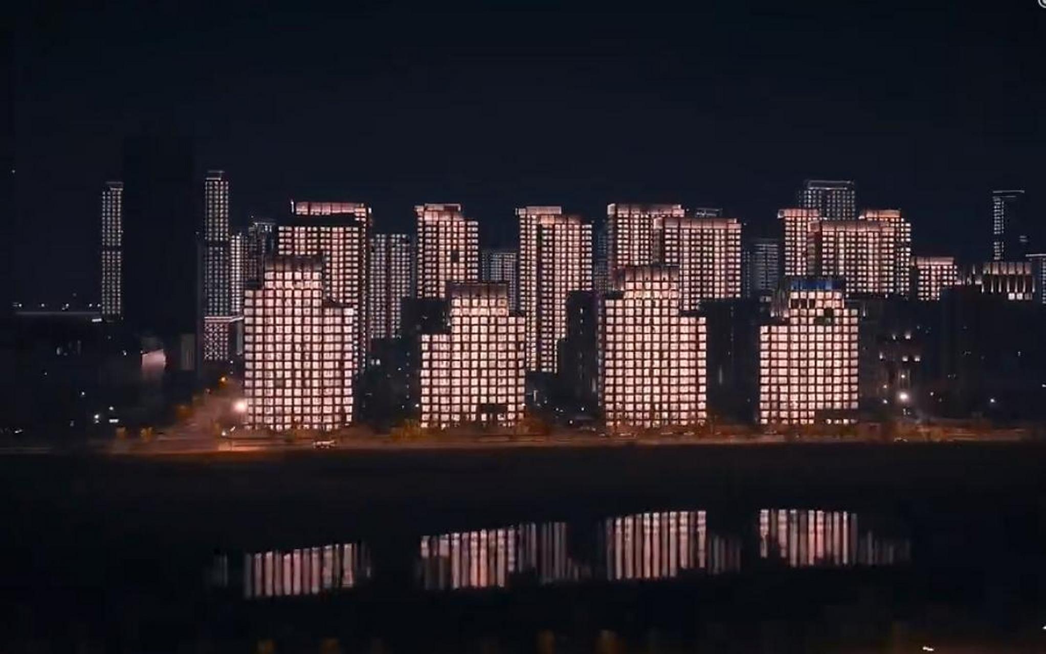 近日,杭州亚运村全体亮灯流光溢彩,分外夺目.