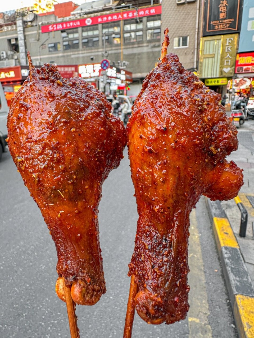 求求刷到这个竹签烤鸡腿的姐妹都去吃!就在五一广场!