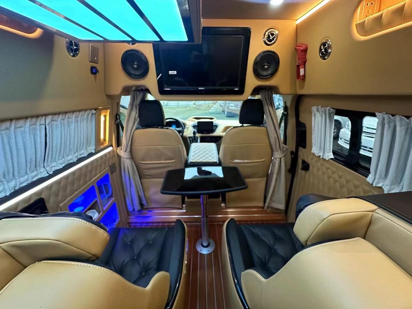 8万  福客特黑骑士总裁 最奢华的商旅房车 具体信息如下: 【上牌时间