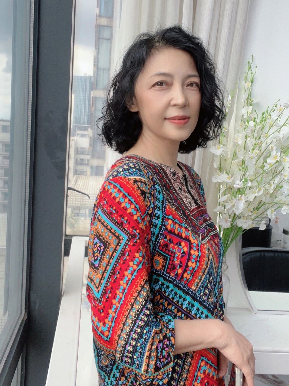 女性50岁至65岁适合的烫发发型.时尚.