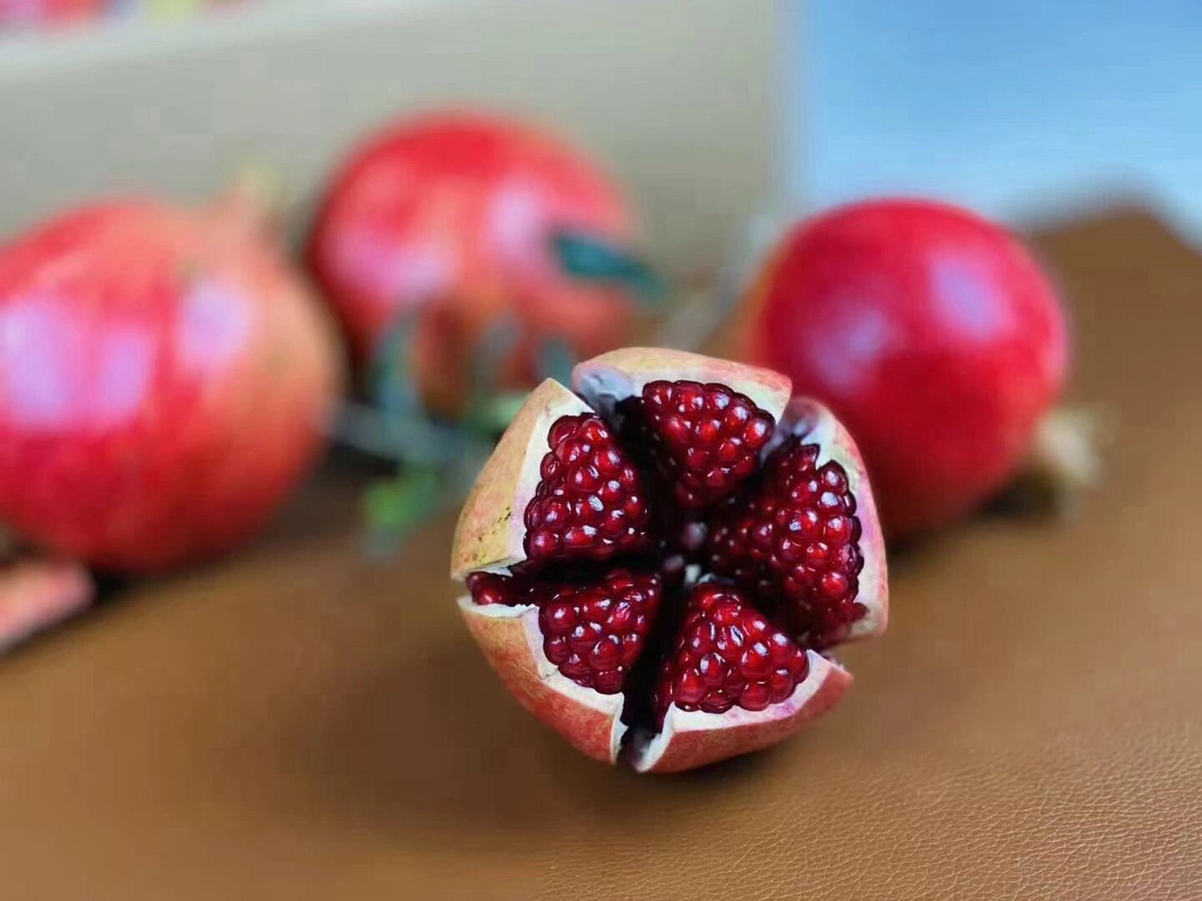 以色列黑籽软籽酸石榴 古话说得好: 八月过半,石榴当饭, 可以喝的