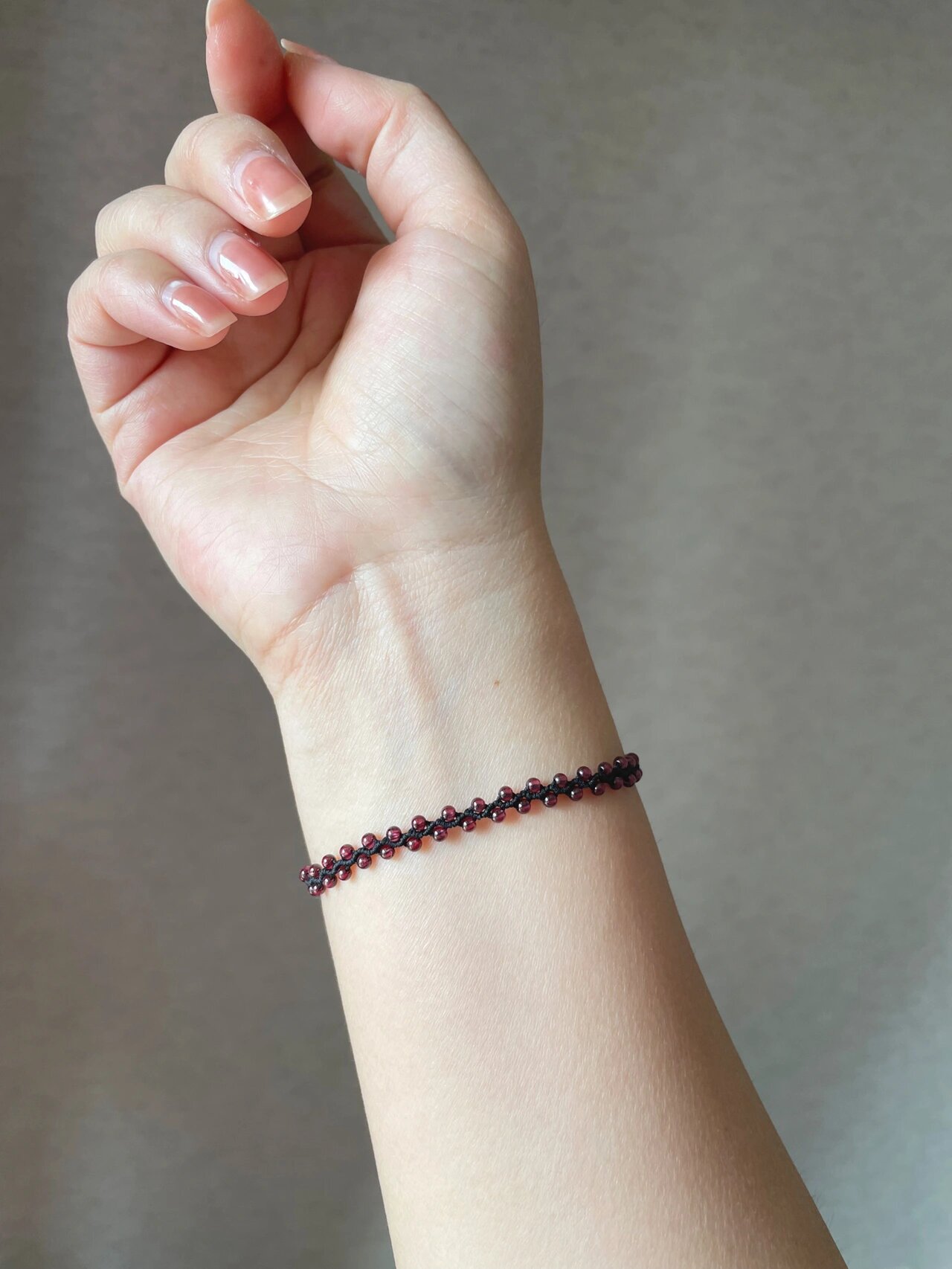 黑色斜卷结串的石榴石手链真的超级好看,优雅又美丽.