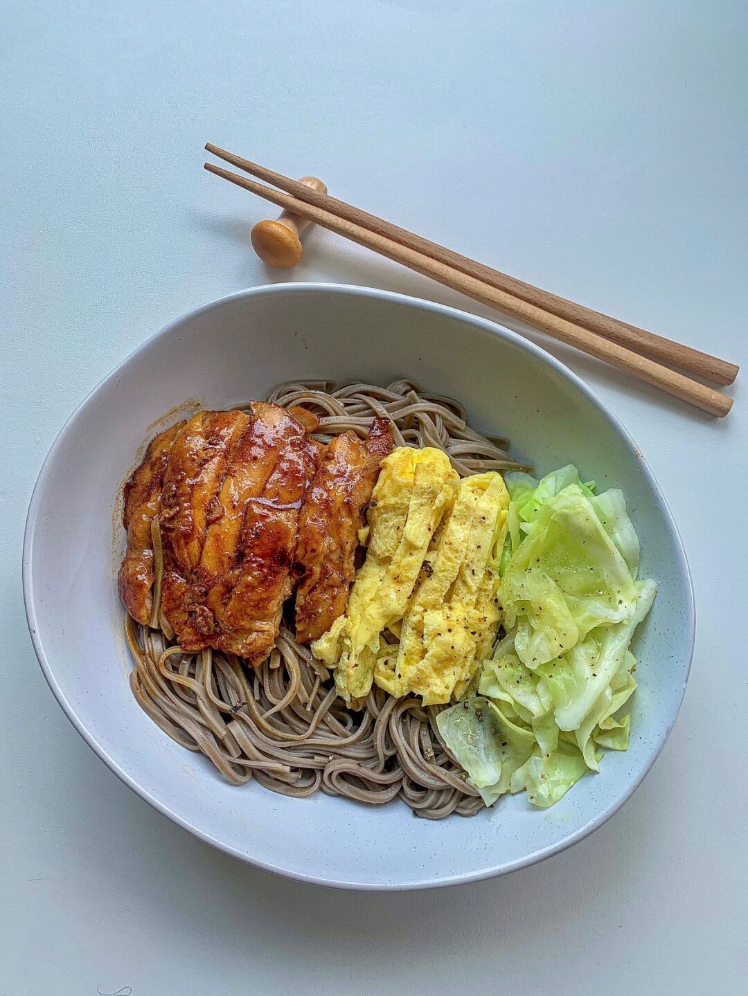 勺蚝油,半勺老抽,适量黑胡椒粉腌制15分钟; 2锅里倒入清水黑椒鸡排面