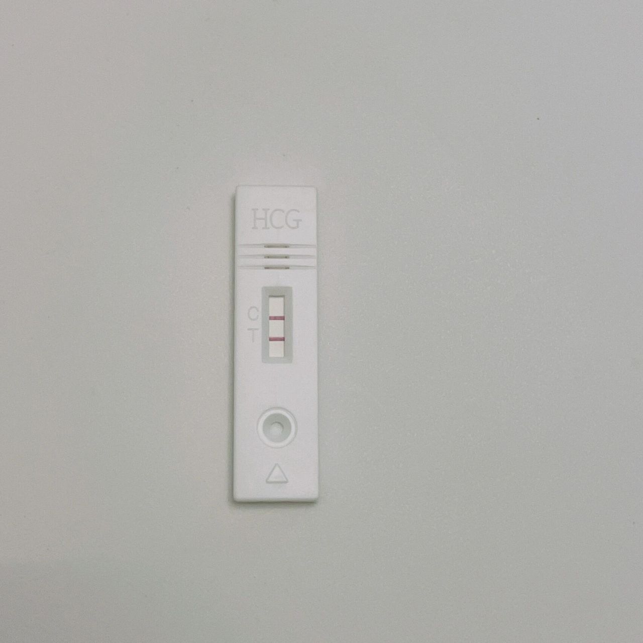 月经超期一周,验孕棒测试两条明显杠表示怀孕.