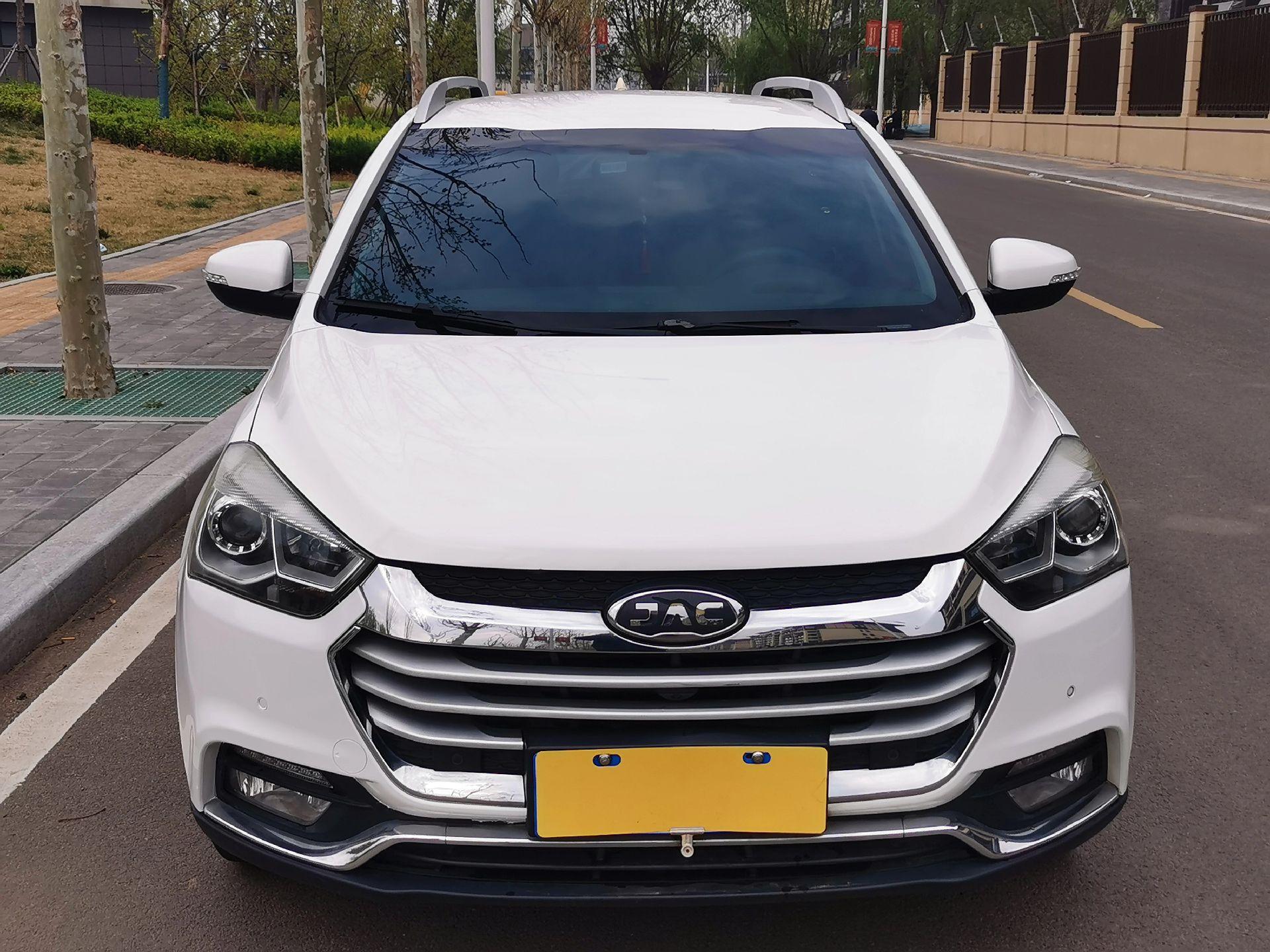 今天给大家分享一台17年上牌江淮瑞风s2,自动档白色,全车仅一件补漆