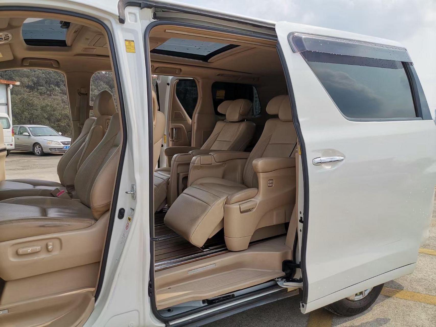 豪华保姆车,丰田阿尔法.