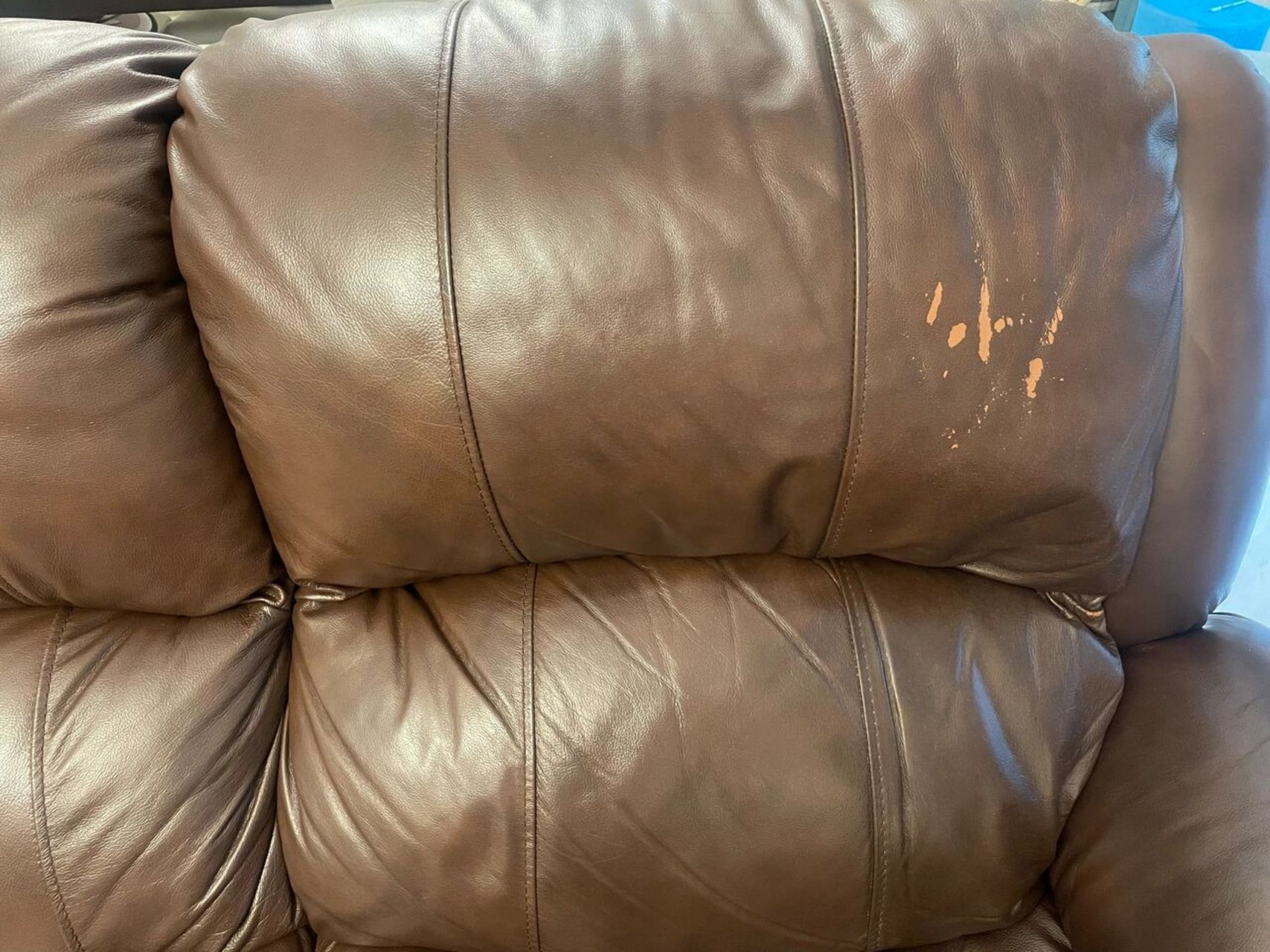 芝华仕皮沙发掉皮严重 装修完好久才入住,疫情又没怎么住的.