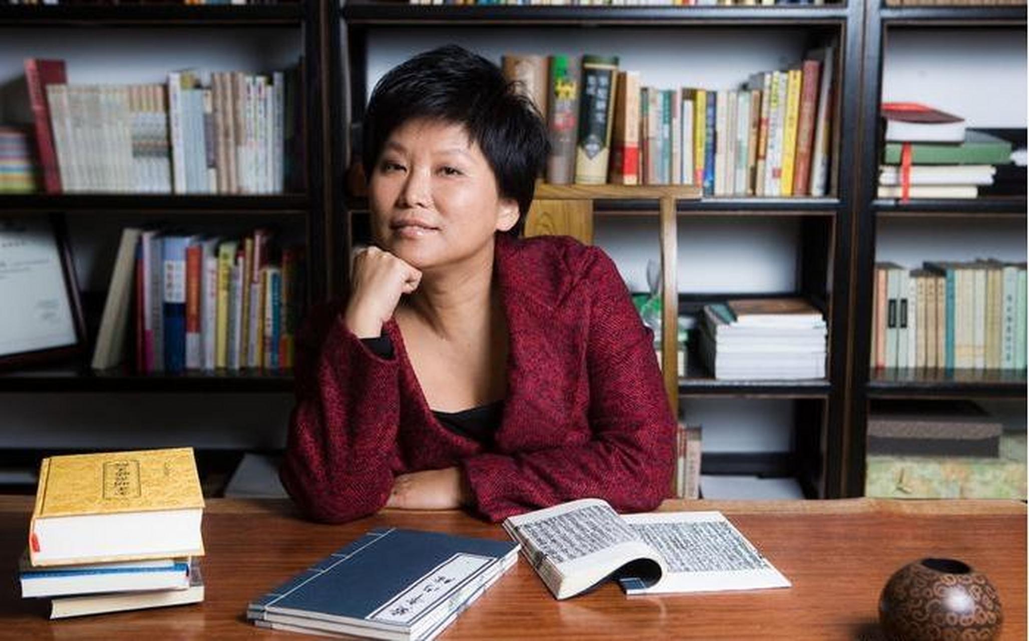 北京中医药大学教授曲黎敏在一次讲座中直言:"一夫一妻制违反人性,95%