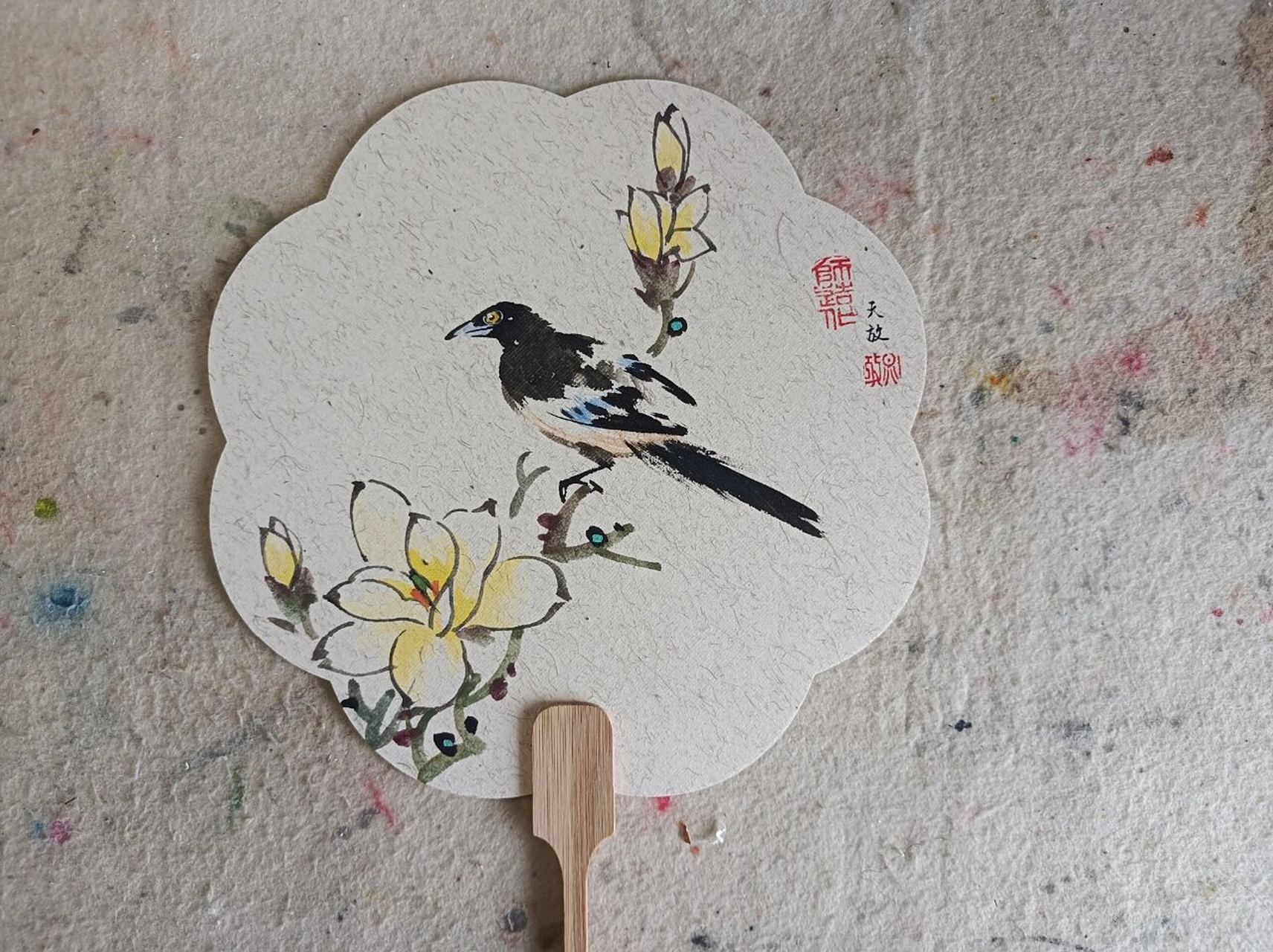 国画团扇:写意喜鹊玉兰 ⭐️喜鹊:花青,鹅黄,墨; ⭐️玉兰