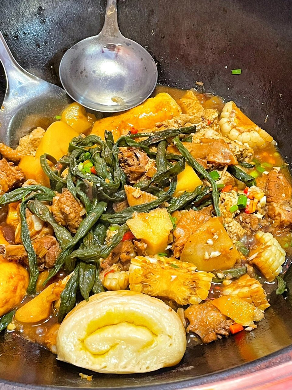 太原排大队的岚县土豆宴铁锅炖 人均二十多 据说是太原第一家铁锅炖店