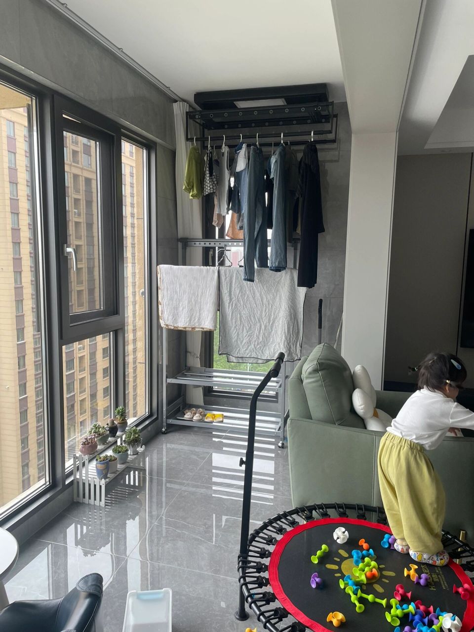 侧面晾衣服阳台整个空间就出来了 阳台侧面晾衣架