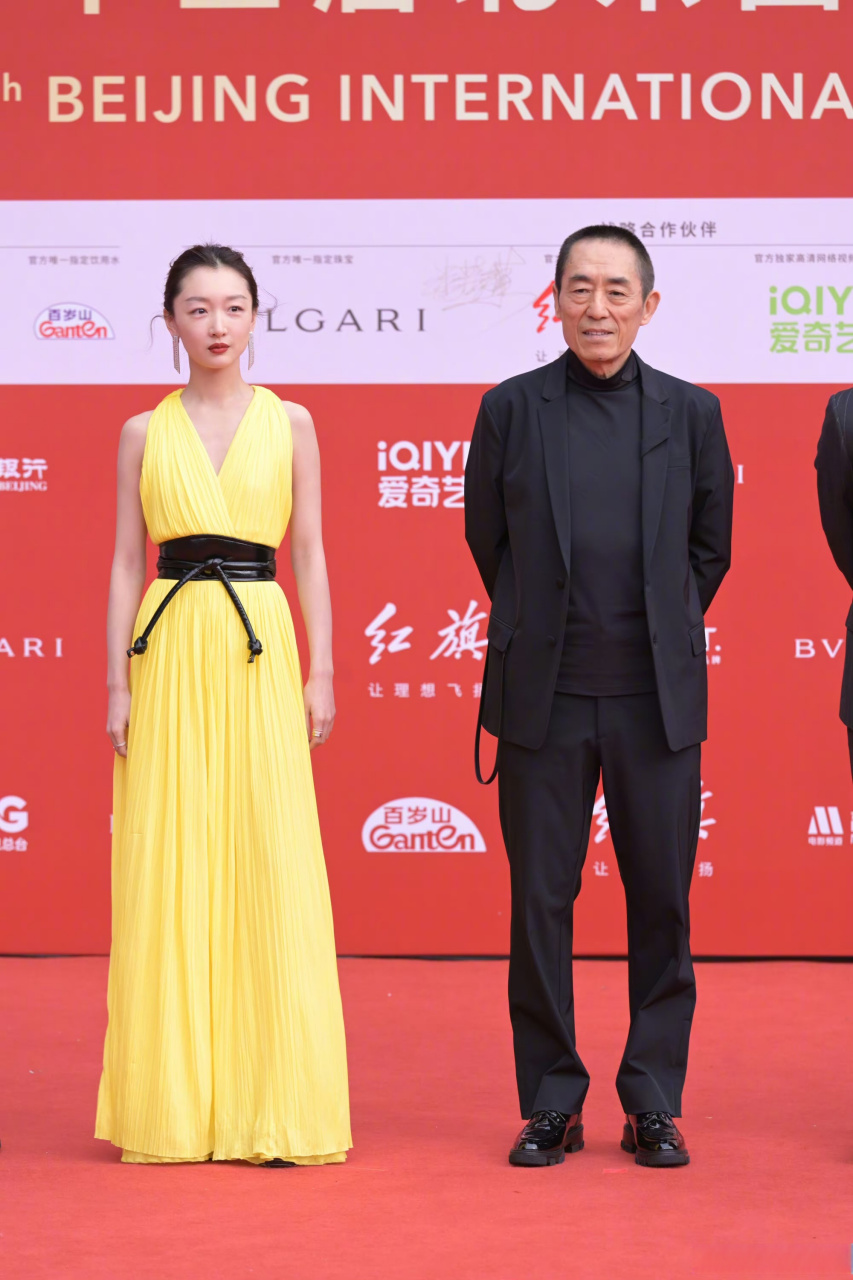北京国际电影节##张艺谋周冬雨同框走红毯# 北京国际电影节红毯上