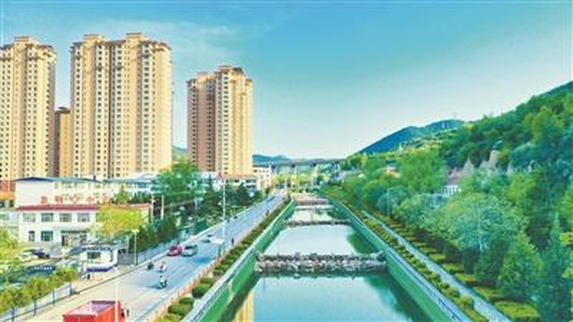 7月5日,平顺县城河道两侧绿意盎然,呈现出"水清,岸绿,景美"的生态画卷