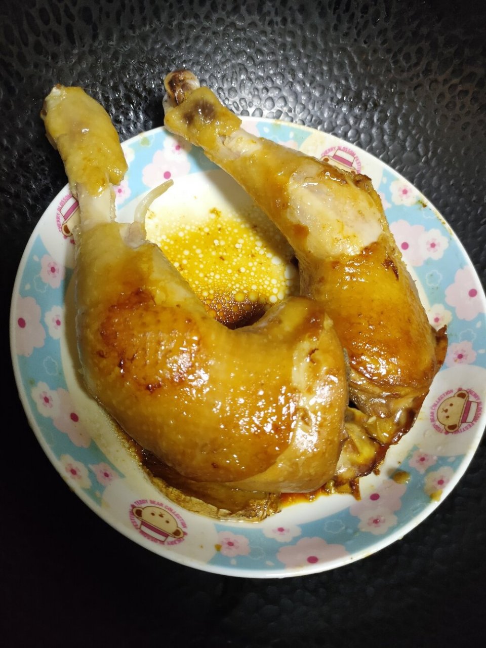 电饭煲焖鸡腿95～味道绝了 1,洗干净鸡腿,放盐酱油,耗油(腌制2小时