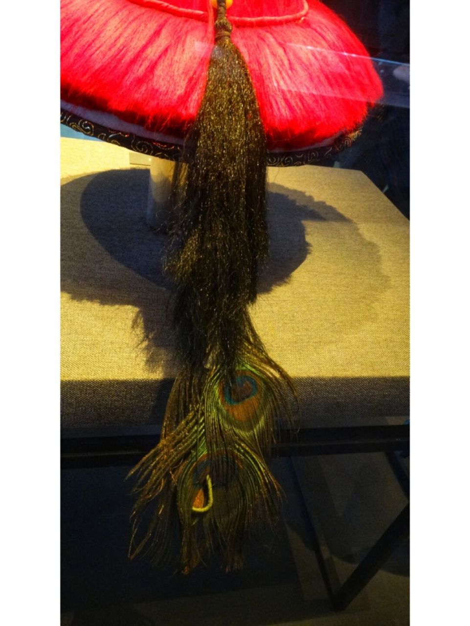 清朝官员之顶戴花翎 一眼花翎的官位必须是五品以上,必须是正黄旗,正