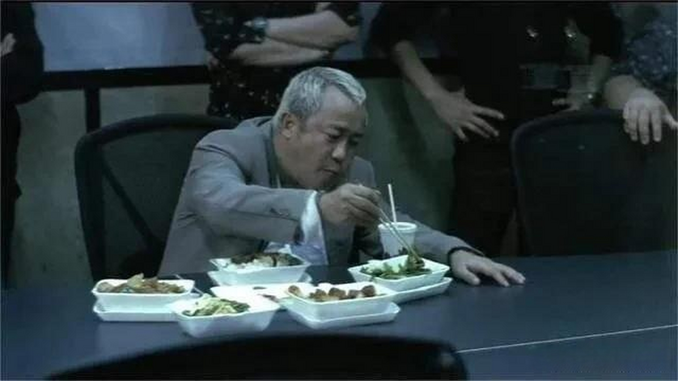 《无间道》曾志伟饰演的"琛哥"有一场警局吃盒饭的戏份,当时编剧庄