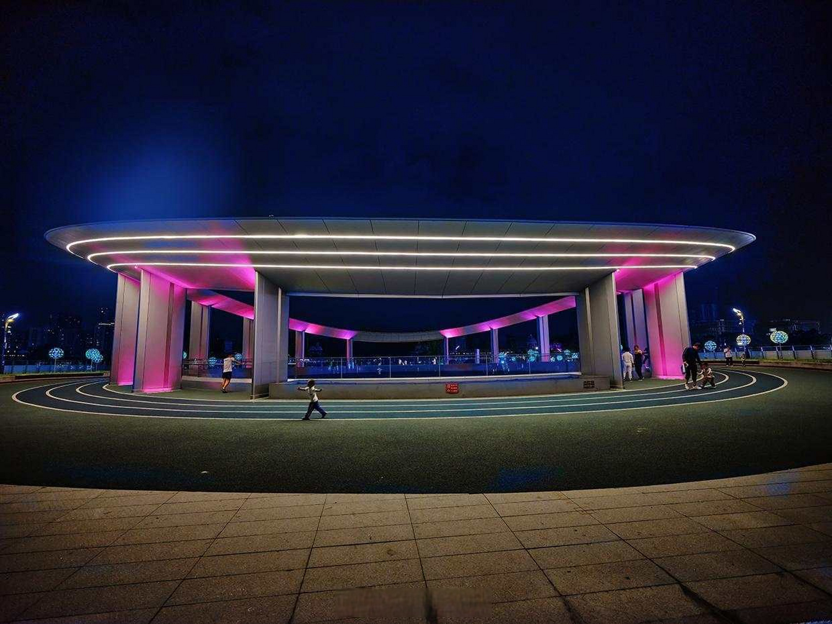 夜景下的北仑新地标颜值爆表】#连通区县# 北仑的新地标"凤环巢",在