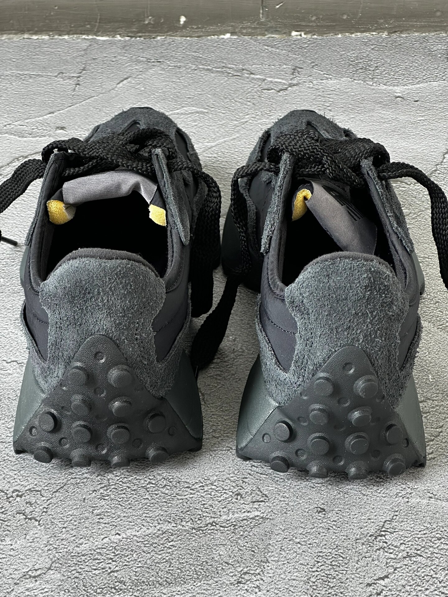 新百伦327炸裂配色 尤其是327黑武士酷黑风格～这款鞋款延续经典327鞋