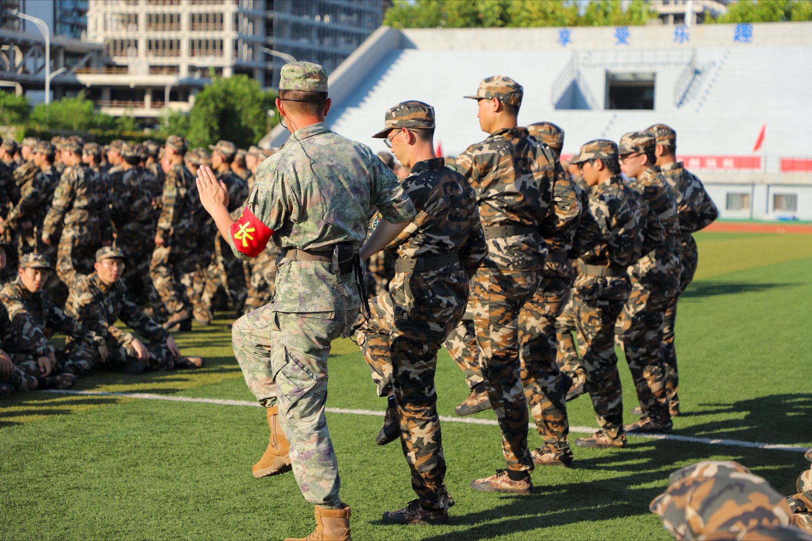 九月秋高日,学子操训勤. 头顶骄阳灿,足踏绿草萌