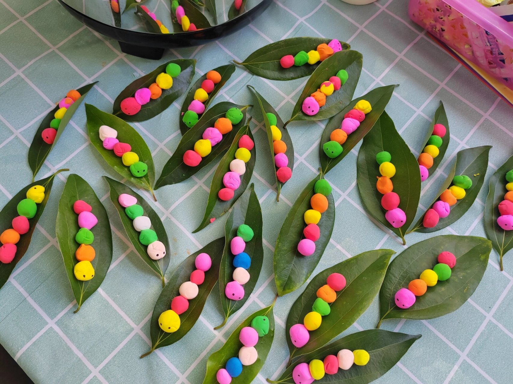 小班粘土手工课堂《毛毛虫》 材料:树叶,粘土, 学习揉搓圆形,排列