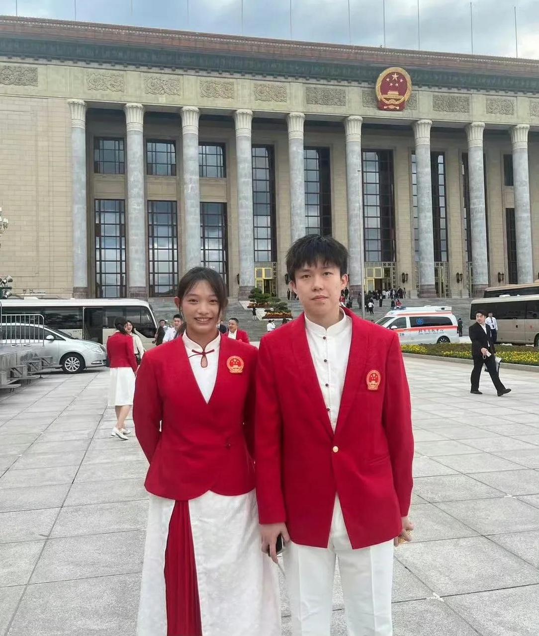 大头王楚钦,太受女孩欢迎了 会场外,基本所有人都要与大头合影 实话