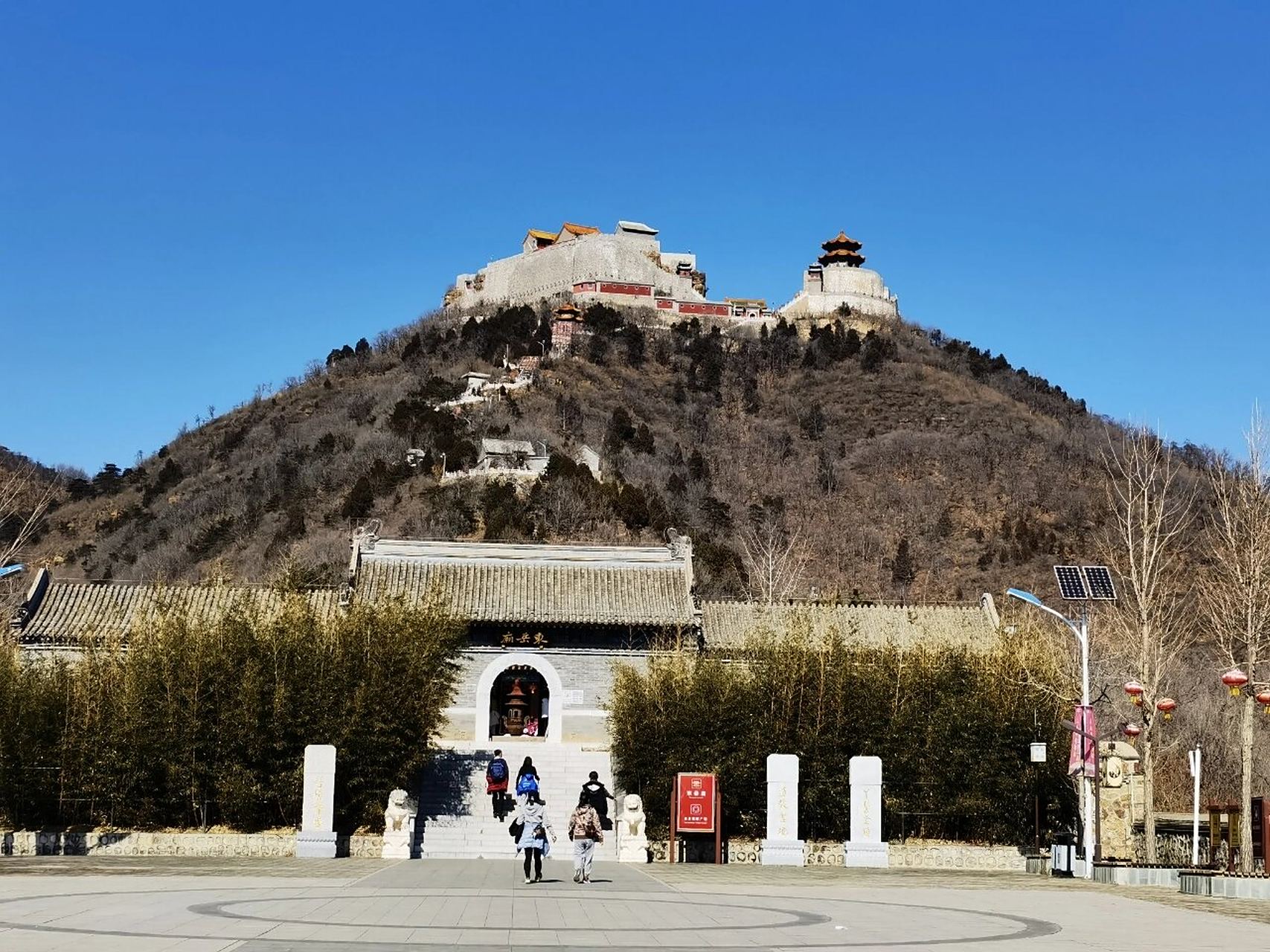 丫髻山 丫髻山风景区位于北京市平谷区刘家店镇(距天安门91公里,据