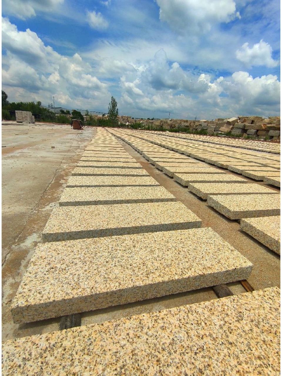 天然花岗岩黄金麻石材别墅外墙专用 天然石材特点具有抗风化,材质坚硬