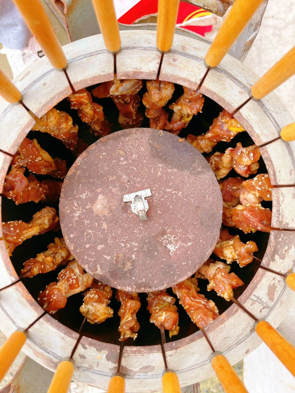 自制煤气罐无烟烧烤炉 家里的"手艺人"自学自制,用废旧煤气罐改装的