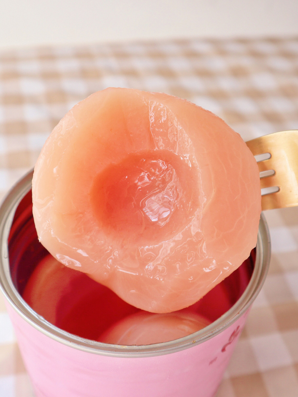 97也是被小伙伴种草的超粉嫩的水蜜桃罐头～ 之前吃的一直都是白桃