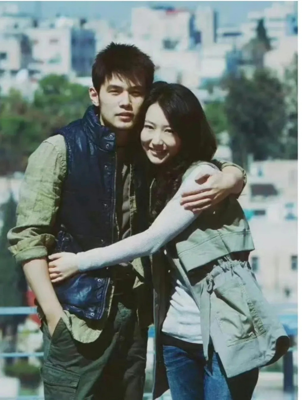 当年周杰伦怀里撸着的是谁?