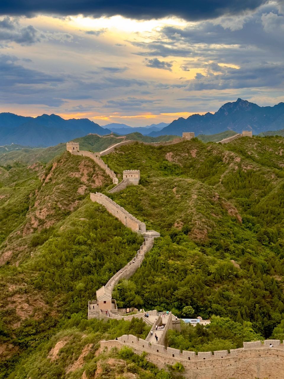 金山岭长城～承德 "万里长城君独秀,雄关如龙镇金山" · 简介: 金山岭