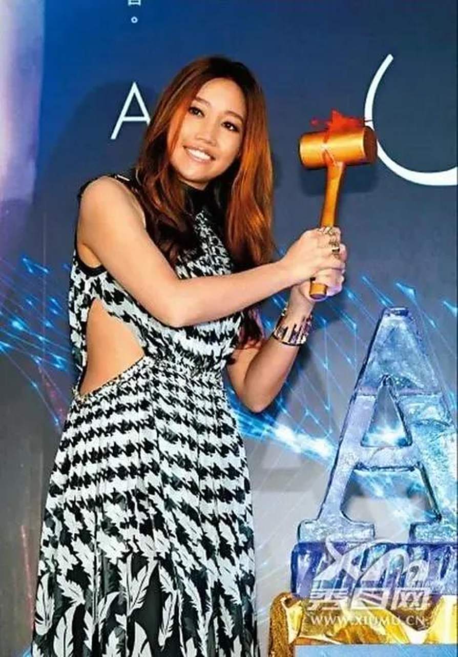 alin黄丽玲是一位备受赞誉的华语歌手,她以其出色的音乐才华和令人