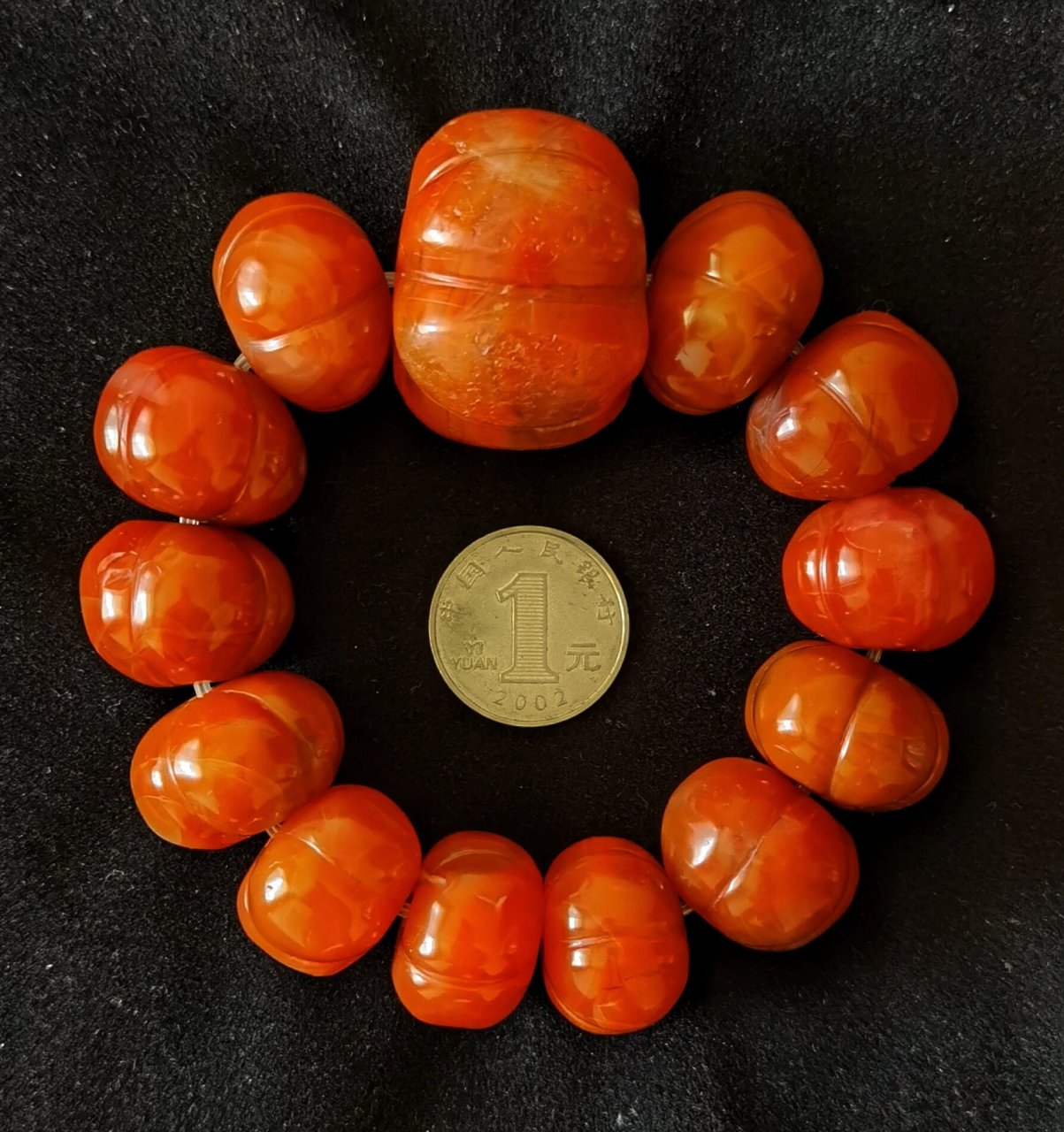 《老甘南红玛瑙珠子》 喜欢老甘南红玛瑙珠子,它细腻,沉稳,象征着吉祥