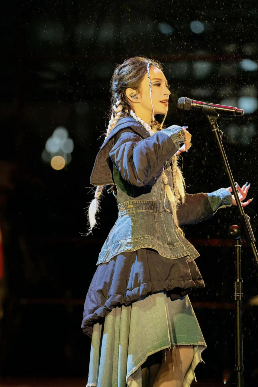 用宿命感来形容唱歌风格,真的是给詹雯婷最好的定位.