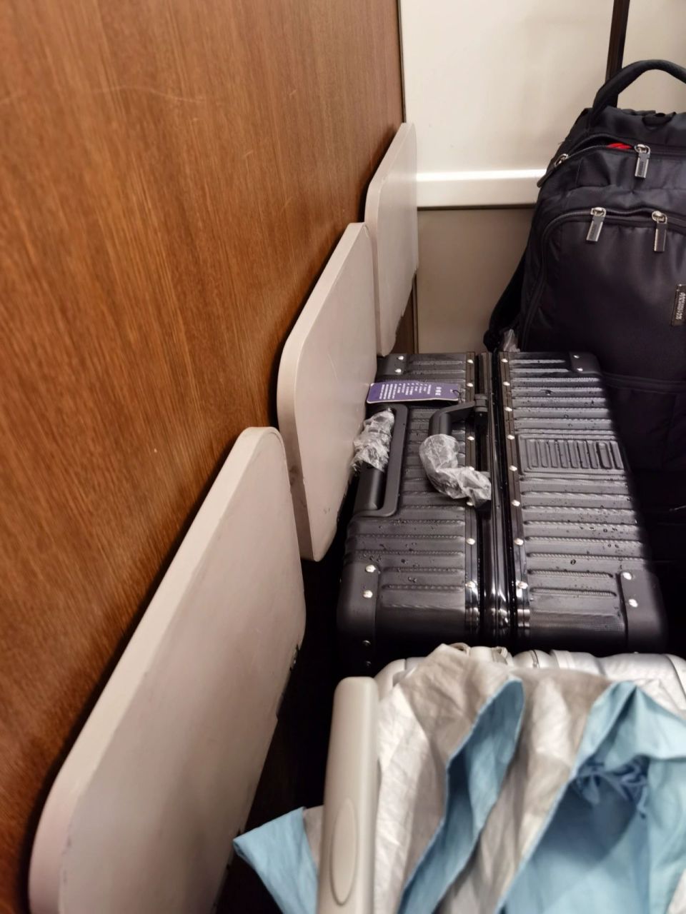 因为动车的无座位不是像高铁一样挤在二等座后面,而是在一个没有座位