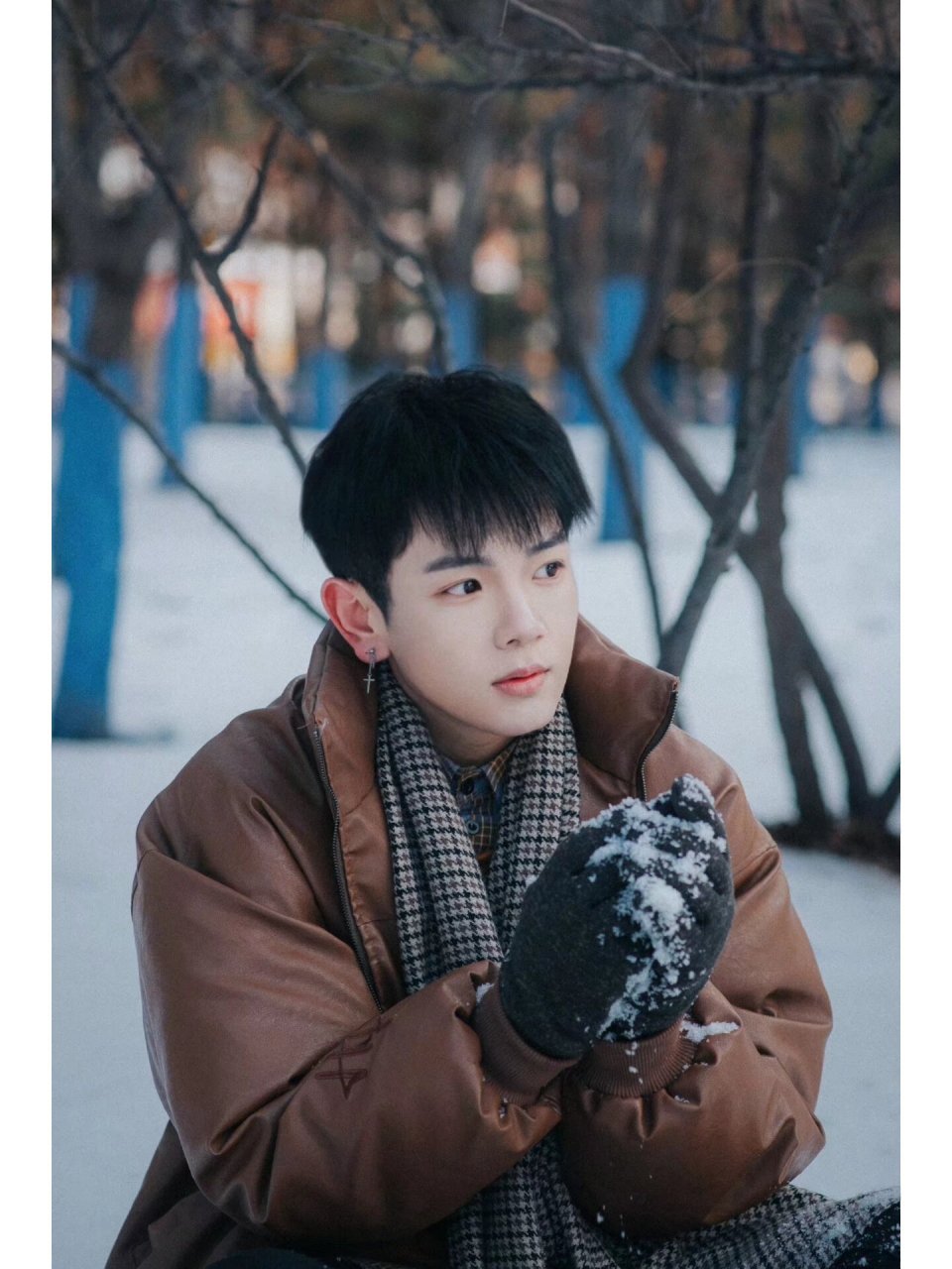 一起get雪地男生写真!