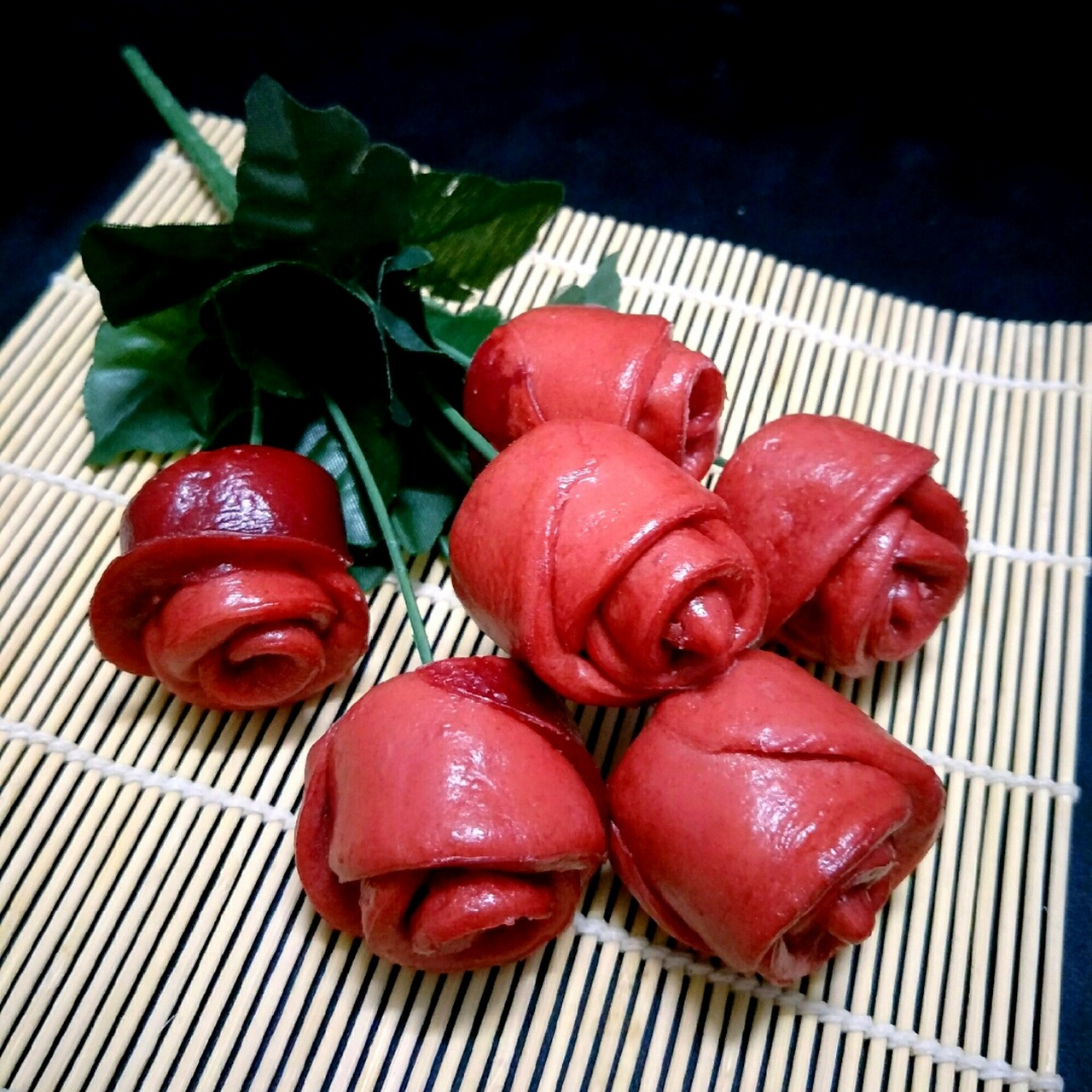 玫瑰花馒头# 食材:面粉400克,酵母4克,温开水200克,白糖,红曲粉适 